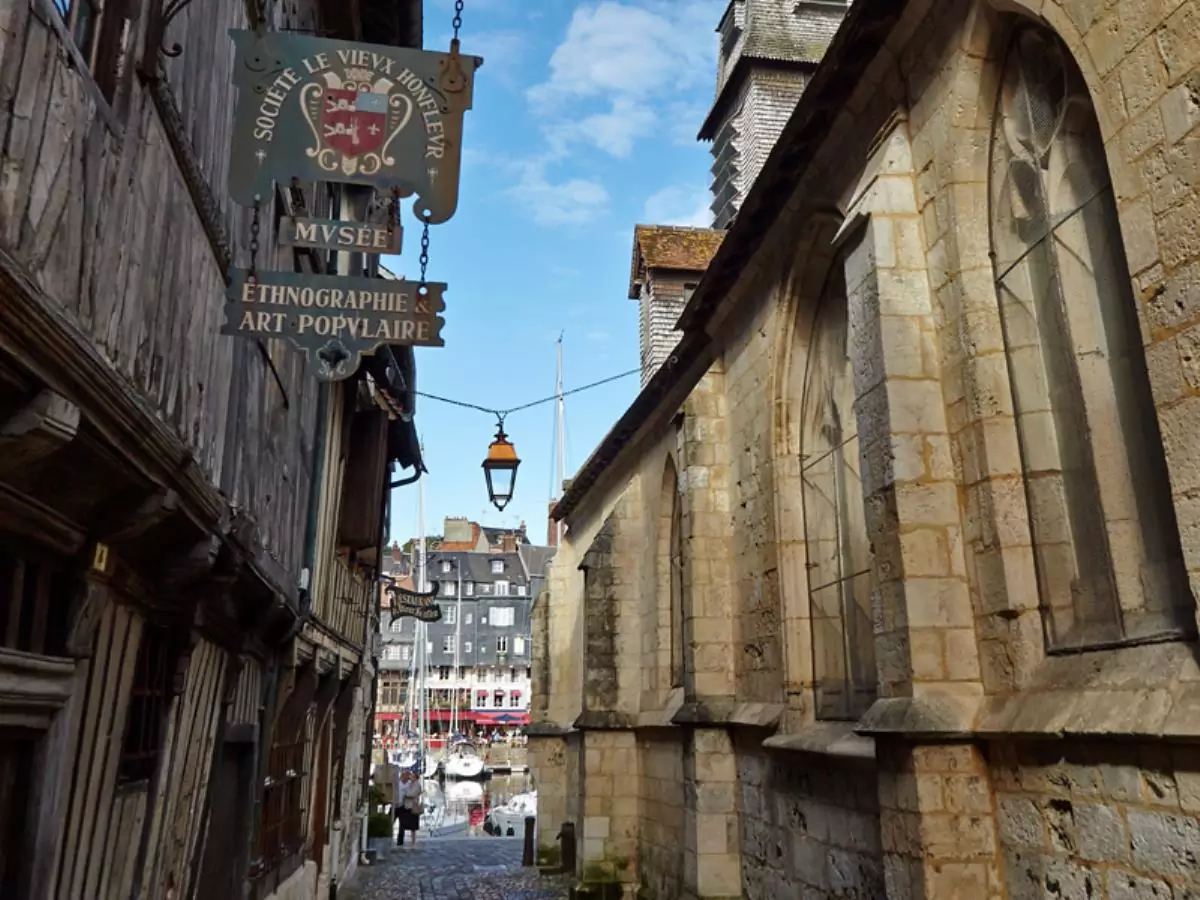 musée d'ethnographie et d'arts populaires et musée de la marine